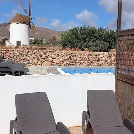 Vakantiehuis Encantadora Casita Con Molino Y Piscina Antigua (Fuerteventura)