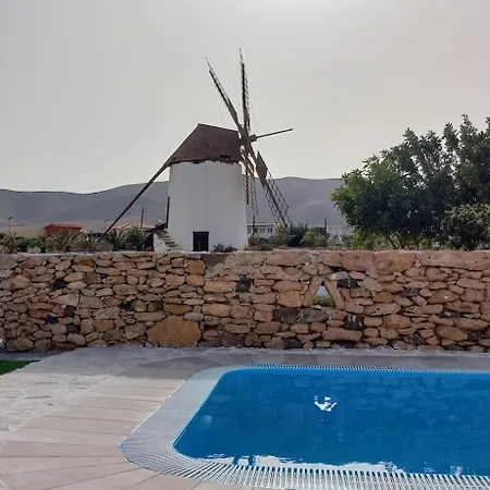 Encantadora Casita Con Molino Y Piscina Antigua (Fuerteventura)
